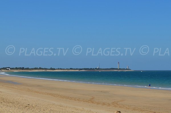 Vue sur le phare des Baleines depuis la plage de la Conche