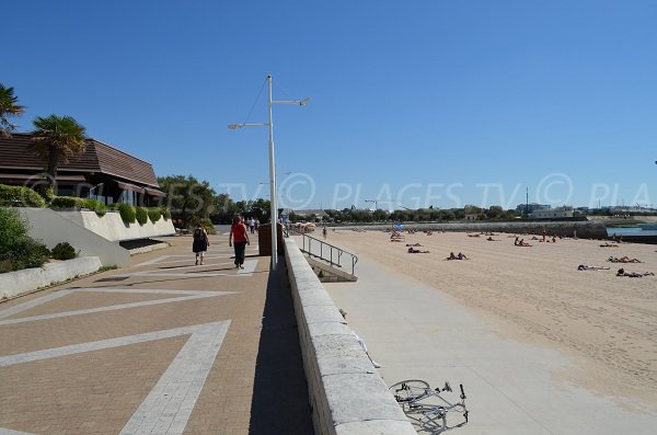 A piedi lungo la spiaggia della concorrenza a La Rochelle