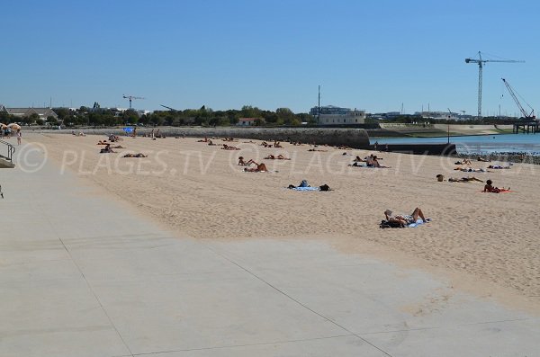 Plage de la Concurrence avec vue sur le port