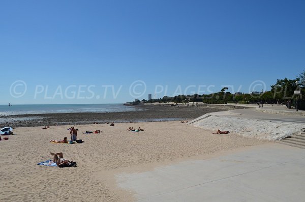 Plage de La Concurrence La Rochelle avec vue sur le Pointe de Chef de Baie