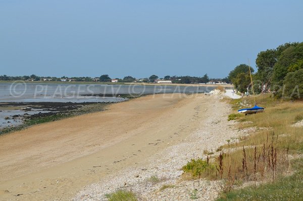 Beach along the hamlets of Montrésor and Ormeaux - Aix island