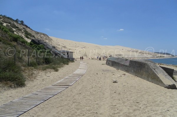 Plage au pied de la dune du Pilat - accès par la corniche