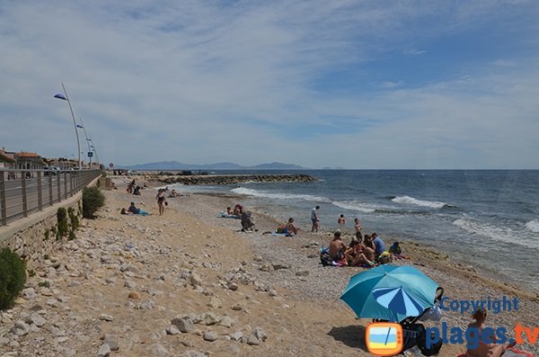 Spiaggia di sabbia e ghiaia a Sausset les Pins