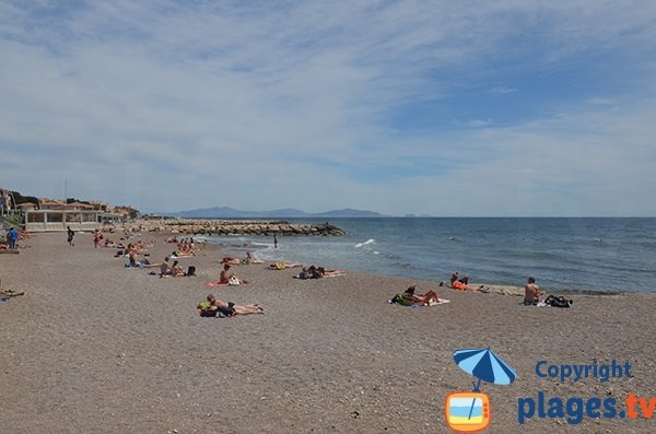 Foto vom Strand der Corniche mit Restaurants in Sausset les Pins