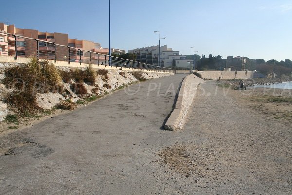 Rampe d'accès à la plage du Lazaret à Sète