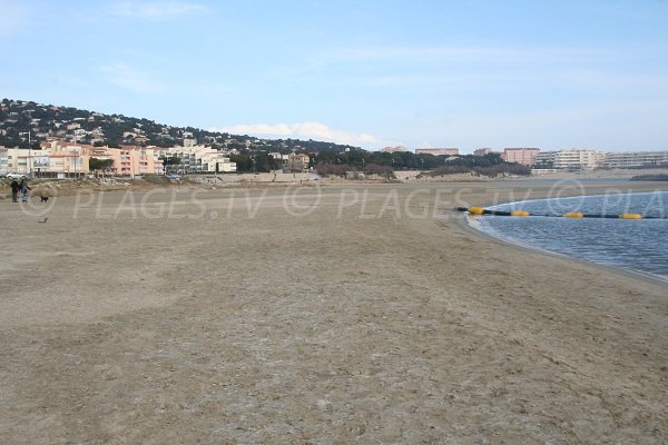 Plage de la Corniche avec zone pour les sports nautiques