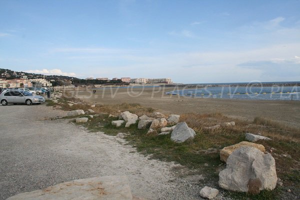 Vue globale de la plage de la Corniche de Sète depuis le parking