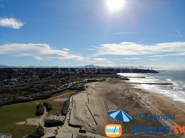 Plage du Corsaire et vue sur le phare de Biarritz