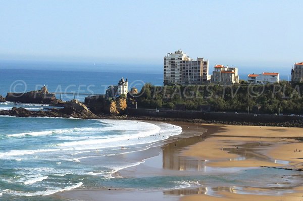 Vue sur le rocher de la vierge depuis la plage de la Côte des Basques à Biarritz