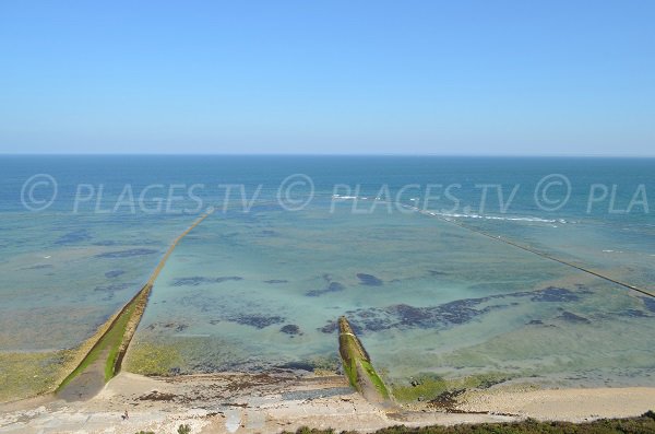 Beach near the lighthouse of Baleines - Ile de Ré