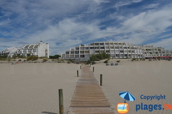 Accès aménagé pour les personnes à mobilité réduite à la plage du Couchant - La Grande Motte