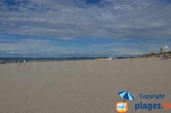 Photo de la plage du Couchant de la Grande Motte en direction des dunes