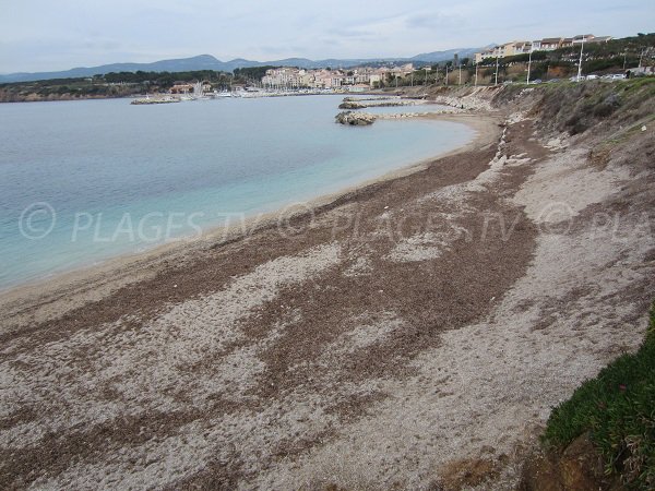 Plage de sable à proximité du port de la Coudoulière à Six Fours