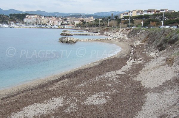 Vue globale de la plage de la Coudoulière à 6 fours