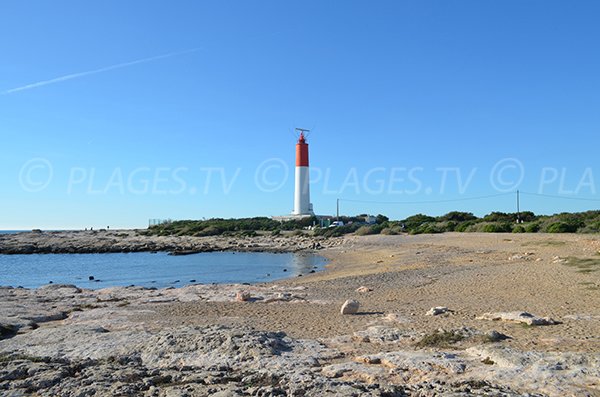 Plage de sable dans l'anse de la Couronne Vieille à Martigues