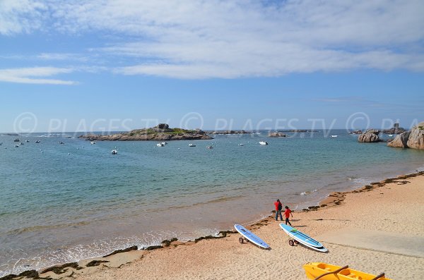 Plage à côté de l'aquarium marin de Trégastel