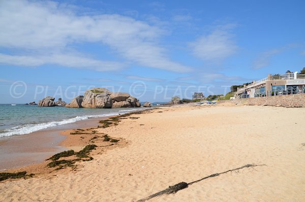 Sand beach of Coz Pors in Trégastel - Brittany