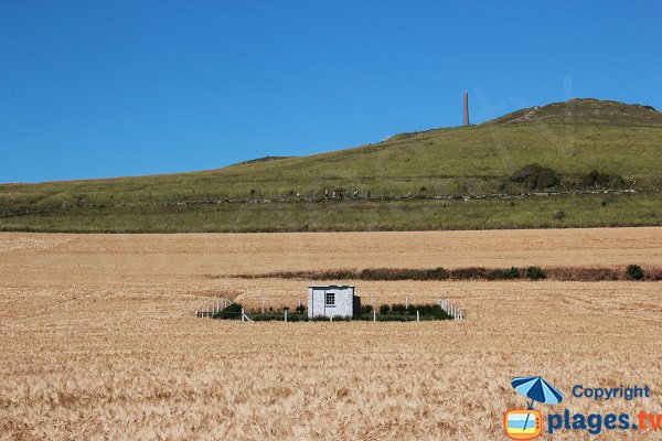 Environnement du Cran d'Escalles avec le monument de Dover Patrol