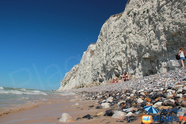 Sable et galets sur la plage d'Escalles