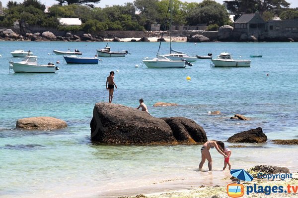 Boat in the Crapauds bay in Brignogan-Plage