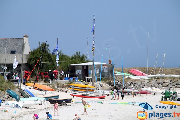 Spiaggia con centro di sport acquatici a Brignogan-Plage