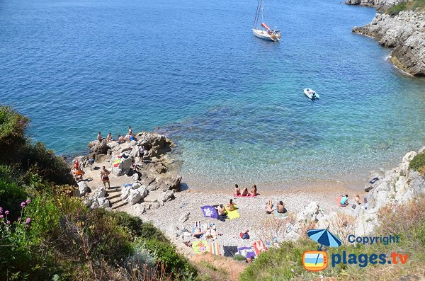 Crique à proximité du sémaphore du Cap Ferrat face au Cap de Nice