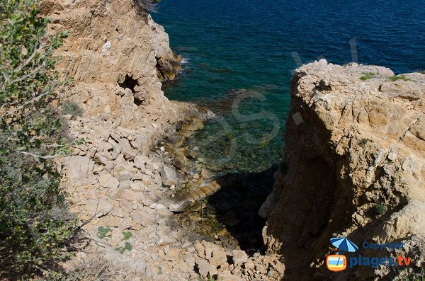 Crique avec des rochers au niveau de la pointe de la Cride