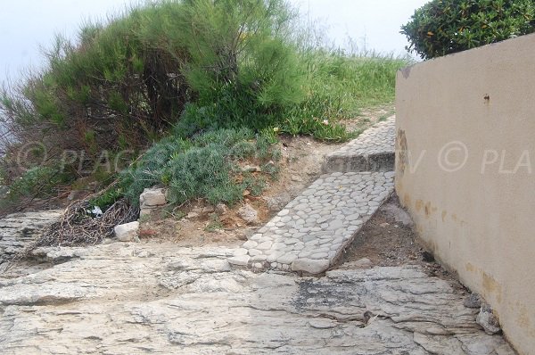 Accès à la plage de la crique à St Florent