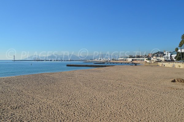 Vue sur cette plage depuis la promenade de la Croisette