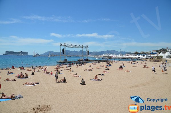 Spiaggia di Cannes e vista sull'Esterel - Francia