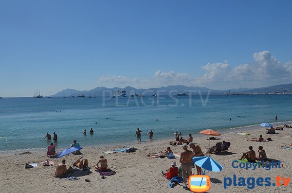 Vue sur l'Esterel depuis la plage de la Croisette - Cannes