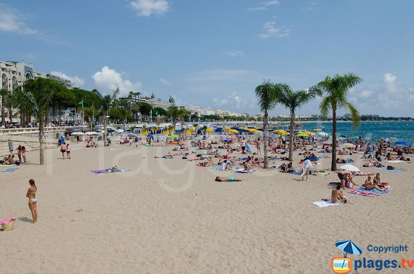 Strand der Croisette in Cannes im Sommer