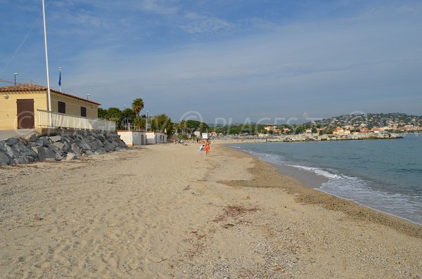 Plage de la Croisette équipée pour les personnes à mobilité réduite avec une rampe d'accès