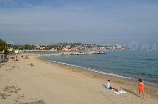 Belle vue sur le centre de Sainte Maxime et son port depuis la plage de la Croisette