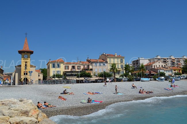 Cros de Cagnes avec la plage de galets et la chapelle St Pierre