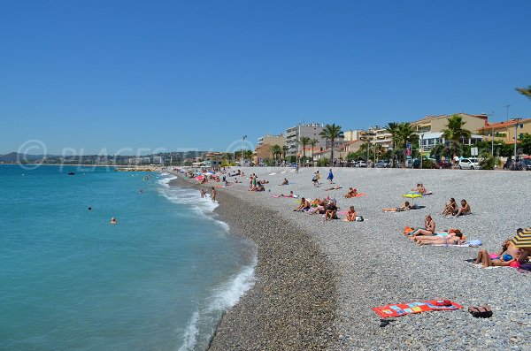 Plage du Cros de Cagnes avec vue sur la baie des Anges