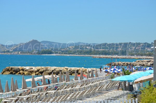 Plage privée du Cros de Cagnes avec vue sur les marinas