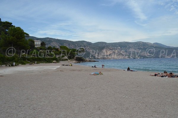 Plage de sable au Cap Ferrat à côté du port