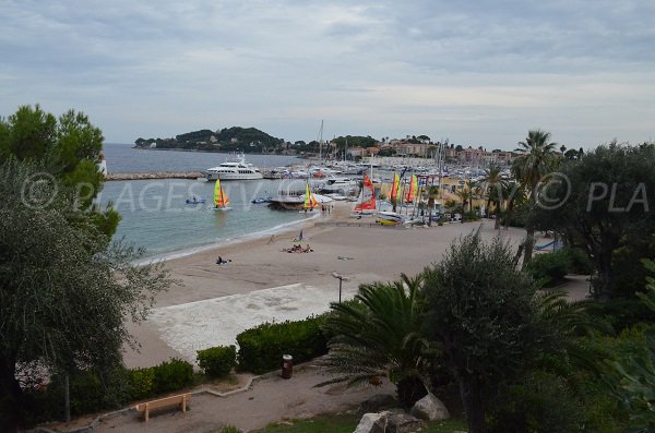 Vue sur la plage du Cros Dei Pin et sur la base nautique