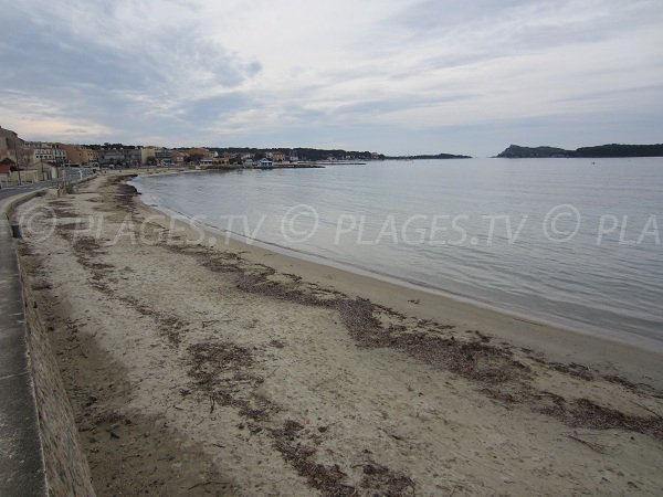 Plage publique à Six Fours les plages le long de la Corniche du Cros