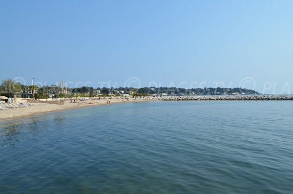 Cap d'Antibes vom Strand Crouton in Juan les Pins aus gesehen