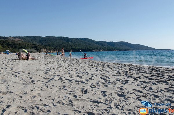 Plage de Cupabia avec vue sur la tour génoise