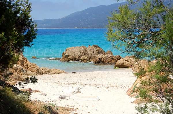 Rochers sur la plage de Cupabia