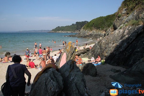 Plage des curés avec des parois de schiste