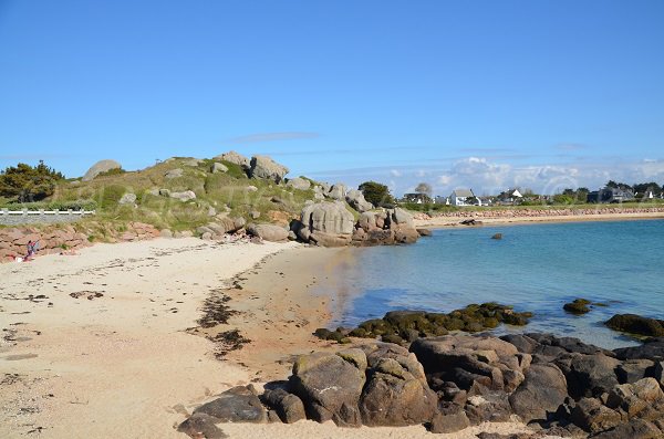 Rochers sur la plage des Curés de Trégastel