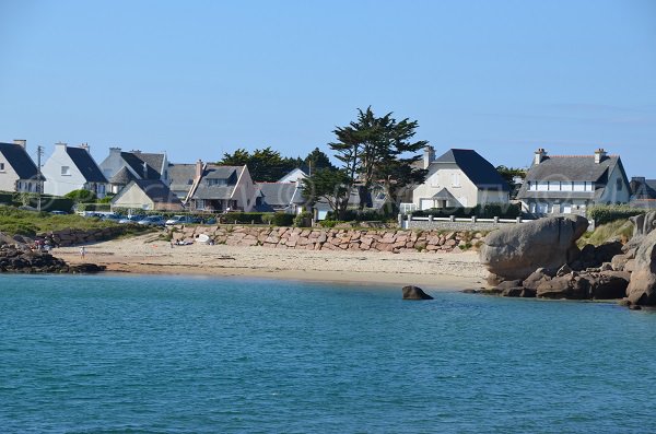 Vue générale de la plage des Curés à Trégastel