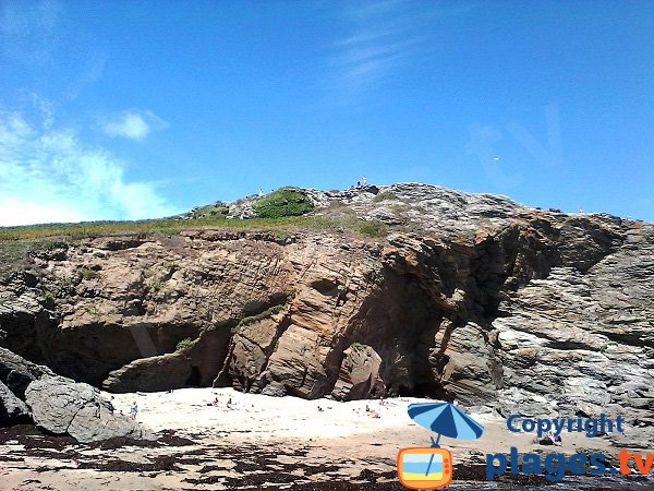 Crique avec des falaises sur l'ile de Groix - Les Curés