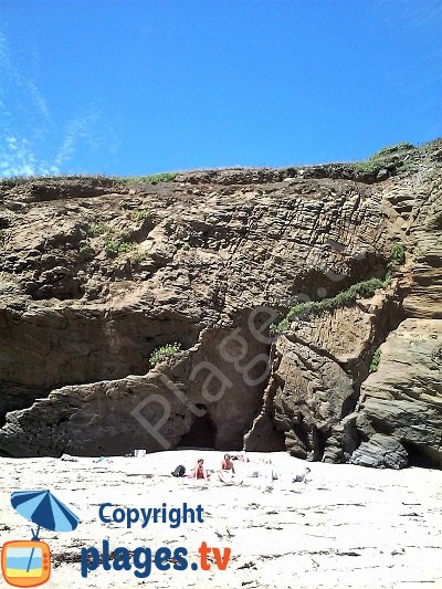 Grotte sur la crique des curés de Groix