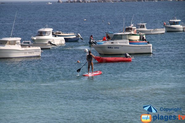 Activités nautiques sur la plage principale de Guissény