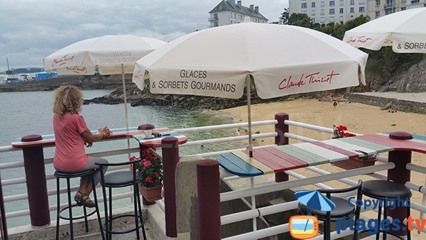 Plage des Dames à Douarnenez avec vue sur la ville